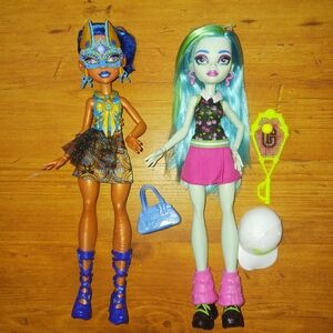 Cleo and Ghoulia Buried Secrets Dolls Monster High Dolls